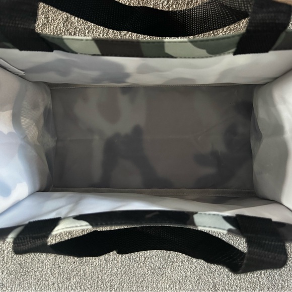 Thirty-One Camo Insulated Utility Tote Lunch Bag 12x8x6 - Picture 4 of 4